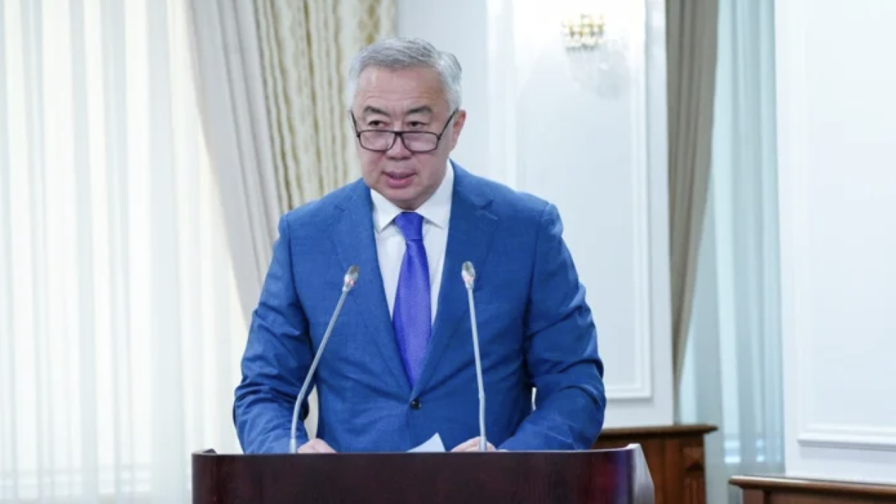 Қазақстанда ең төменгі жалақыны көтеру мәселесі: Кімге пайда, кімге зиян?